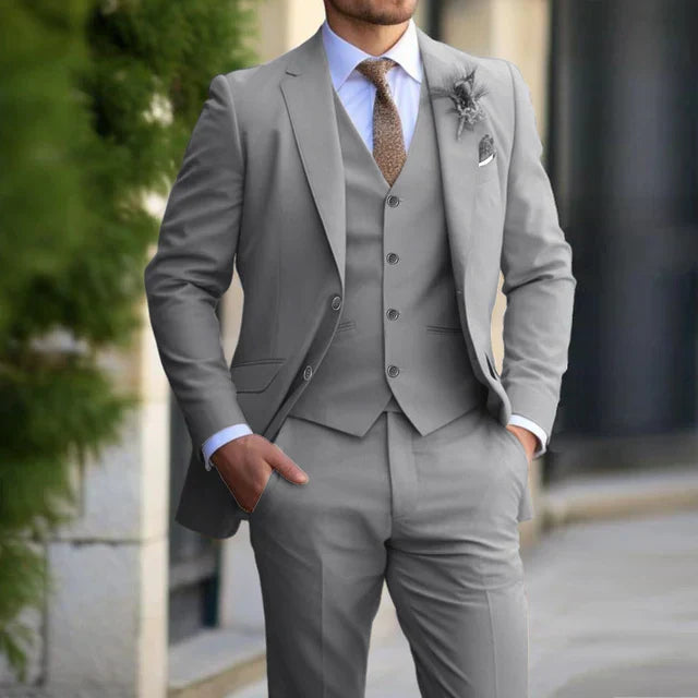 Ensemble de costume trois pièces sur mesure en mélange, ajustement structuré, gilet formel